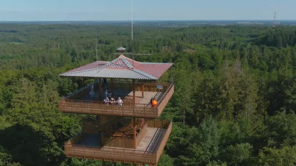 Drone Disparar Alrededor Torre Vigilancia Madera Sobre Bosque Kashubian Polonia — Vídeos de Stock