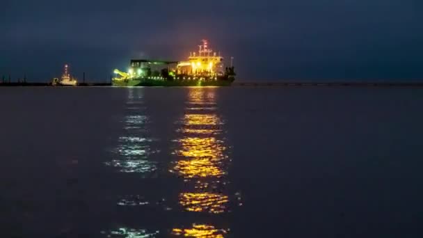 ポーランドのグダニスクの港湾建設での浚渫船の作業時間の経過 水を引き 船を動かし 光の反射と空の雲の流れ — ストック動画