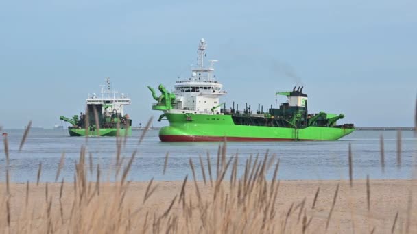 ポーランドのグダニスクの港湾建設で浚渫船の作業中 水を引き 船を動かす — ストック動画