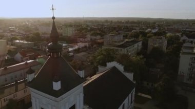 Golub-Dobrzyn kasabası, Polonya. Kilise kulesi, çatılar, caddeler ve hava manzaralı bloklar..