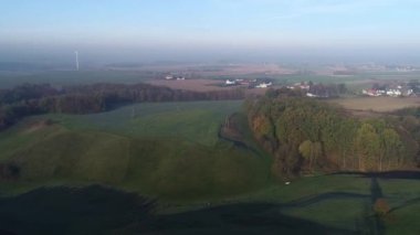 Polonya 'daki tepelerin ve tarlaların üzerinde sabah drone atışı