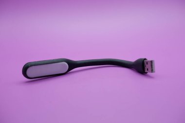 siyah usb lambası izole edilmiş mor arkaplan. USB portuna bağlanarak açılabilen çok yönlü USB lambası.