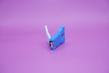 Güzel tırnak makasları mor arka planda izole edilmiş. Mavi ve beyaz kombinasyonlu şirin tırnak makasları