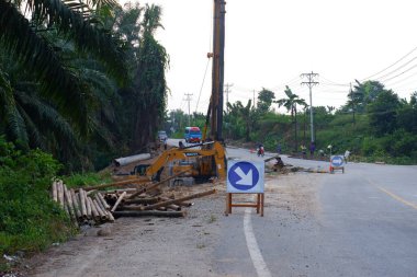 Kuzey Morowali - Eylül 2024: Kazı araçları ve diğer ağır makineler 21 Eylül 'de Kuzey Morowali, Merkez Sulawesi' de bir yol onarımında kullanıldı.