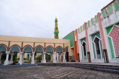 Eylül 2024 'te Orta Sulawesi' deki Morowali Büyük Camii 'nin uzun, koridor benzeri giriş kapısı..