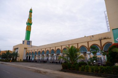Eylül 2024 'te Orta Sulawesi' deki Morowali Büyük Camii 'nin uzun, koridor benzeri giriş kapısı..