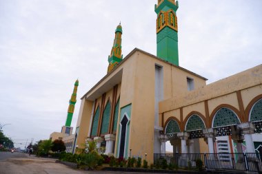 Eylül 2024 'te Orta Sulawesi' deki Morowali Büyük Camii 'nin uzun, koridor benzeri giriş kapısı..