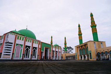 Kuzey Morowali, Endonezya - Eylül 2024: Morowali, Merkez Sulawesi 'deki yeşil kubbeli büyük cami