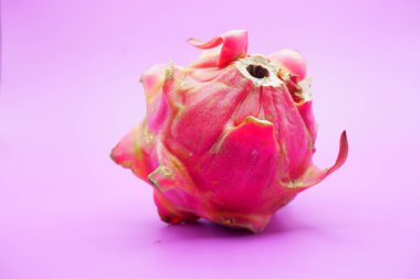 Mor arka planda izole edilmiş bir ejderha meyvesi