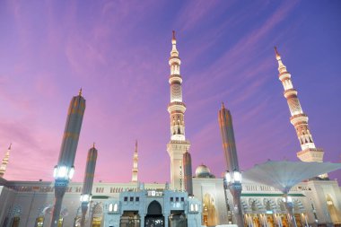 Nabawi Camii 'nin üzerinde sabah gökyüzü. Şafak üstüne güzel gökyüzü Mor renkli