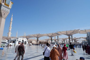 Gündüz vakti, Peygamber 'in Mescidi Haram' ının yanında.