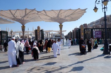 Gündüz vakti, Peygamber 'in Mescidi Haram' ının yanında.