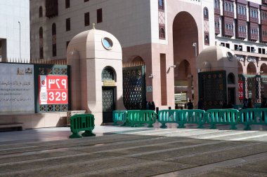 Gündüz vakti, Peygamber 'in Mescidi Haram' ının yanında.