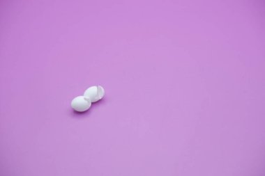 Yumurtadan çıkan kertenkele yumurtaları mor arka planda izole edilmiş.