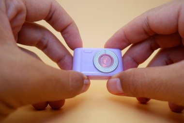 Küçük Violet Kamera Oyuncak Elde Tutulan Çocuklar İçin