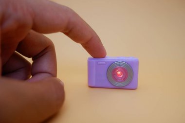 Metalik Lens Detaylı Oyuncak Kameranın Yakın Çekimi