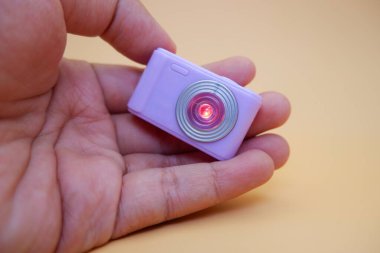 Mor Renkli Minyatür Plastik Kamera Parmakların Tutacağı
