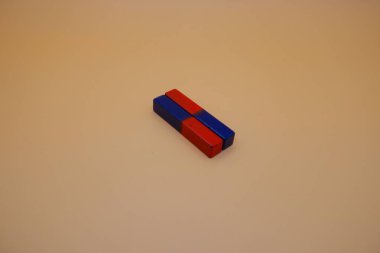 Minimalist Arkaplanda İki Kırmızı ve Mavi Dikdörtgen Mıknatıs