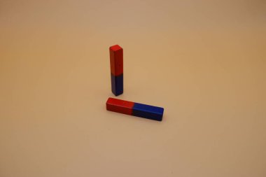 Kırmızı ve Mavi Manyetik Çubuklar Yan yana