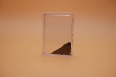 Mineral Koleksiyonu İçin Temiz Plastik Davada Siyah Demir Kum Örnekleri