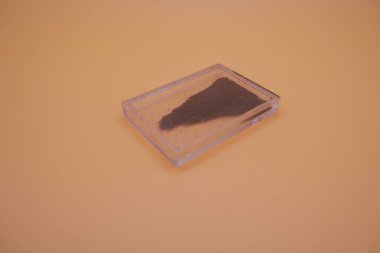 Mineral Koleksiyonu İçin Temiz Plastik Davada Siyah Demir Kum Örnekleri