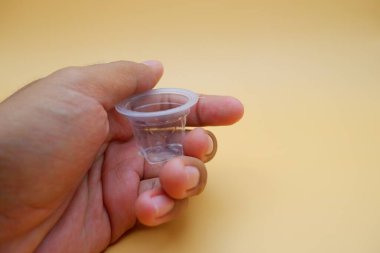 Jöle tatlısı kabının parmaklarıyla yakın plan görüntüsü