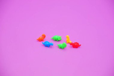 Çocuklar için Küçük Renkli Dinozor Oyuncakları