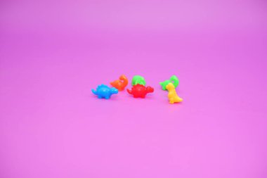 Canlı Dinozor Oyuncakları Renkli bir yüzeye dizildi