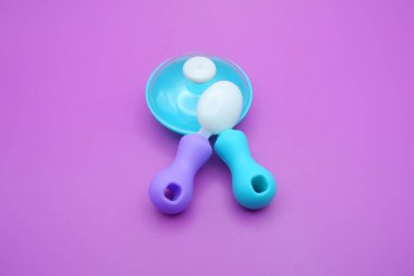 Mor Arkaplanda Oyuncak Kızartma Tavası ve Kaşık