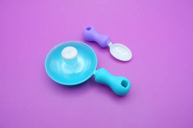 Mor Arkaplanda Oyuncak Kızartma Tavası ve Kaşık