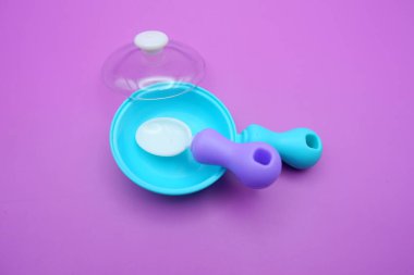 Mor Arkaplanda Oyuncak Kızartma Tavası ve Kaşık