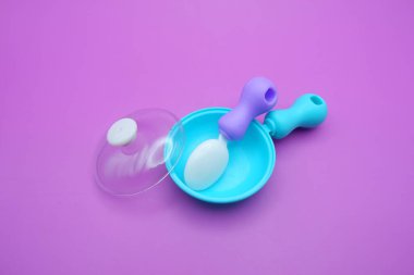 Mor Arkaplanda Oyuncak Kızartma Tavası ve Kaşık