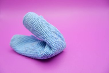 Pembe Arkaplanda Mavi Mikrofiber Temizleyici Kumaş
