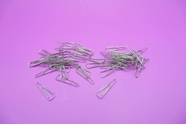 Pembe Arkaplanda Üçgen Kağıt Kopçaları