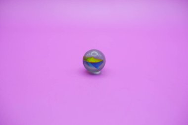 Pembe Arkaplanda Renkli Cam Mermer