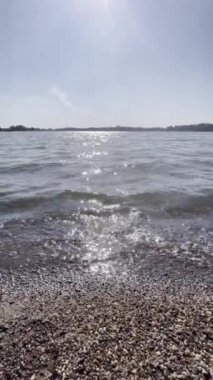 Sahilde dalgaların sesi. Güzel bir yaz günü. Yaz atmosferli meditasyon videosu.