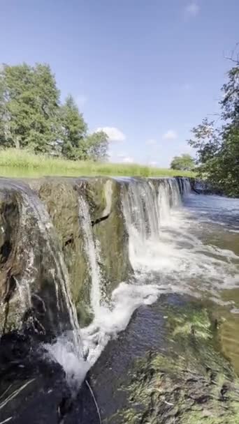 Водопад Реке Успокаивающие Звуки Падающей Воды Вертикальном Видео — стоковое видео