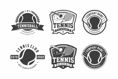 Rozet amblemi, tenis kulübü, turnuva, tenis logosu tasarımı, tenis raketi ve beyaz arka planda top vektörü.