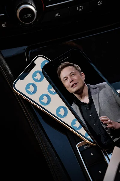 CHENNAI, INDIA - 21 Mart 2023: Akıllı telefon ekranında birçok sosyal ağ Twitter logosu ve başka bir akıllı telefon ekranında Elon Musk fotoğrafı.