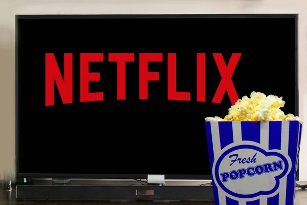 Popcorn Front Television Netflix Logo Displayed Television Entertainment Popcorn Movies — Stock Photo, Image