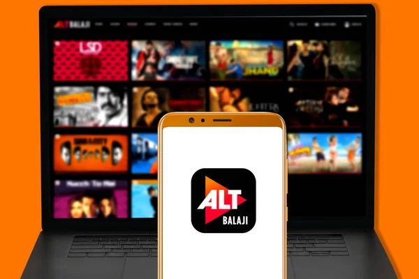 Mobil ekranda Alt Balaji logosu ve bilgisayar ekranında görüntülenen bulanık web sitesi.