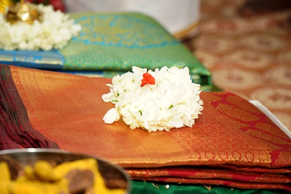 Güney Hindistan Evlilik Damat Için Damat Kıyafetleri Yasemin Önünde Evlilik — Stok fotoğraf