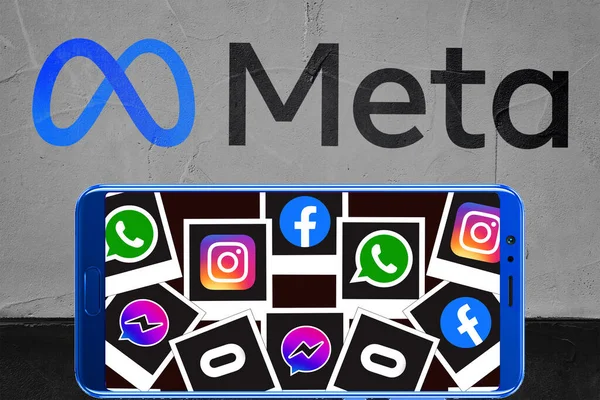  Mobil ekranda ve duvarda bir sürü meta şirket uygulaması logosu var. Resimli başyazı.