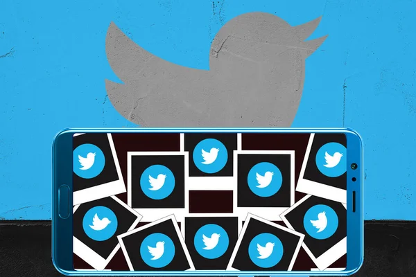 Πολύ Λογότυπο Της Εταιρείας Twitter Φωτογραφία Πλαίσιο Εμφανίζεται Στην Οθόνη — Φωτογραφία Αρχείου