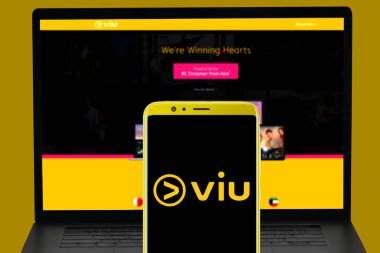  Mobil ekranda Viu logosu ve onların bulanık web sitesi bilgisayar ekranında, seçici odak, illüstrasyon editoryel