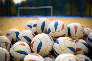 Kocaman bir voleybol topu yığını. Bulanık oyun alanı arkaplanı. seçici odak resmi.