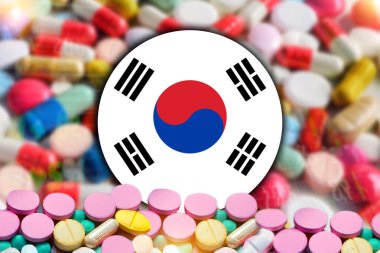 Güney Kore bayrağı yuvarlak, önünde eczane tabletleri var. Bulanık tabletler. illüstrasyon poster tasarımı.