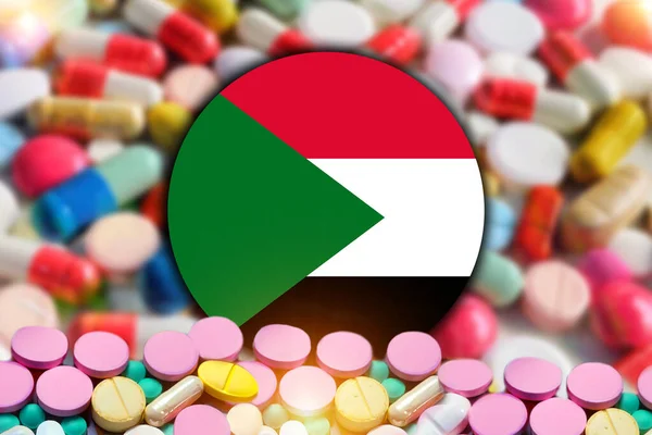Σημαία Σουδάν Στρογγυλό Σχήμα Δισκία Φαρμακείο Μπροστά Θολά Δισκία Φόντο — Φωτογραφία Αρχείου