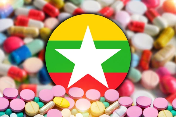 Σημαία Μιανμάρ Στρογγυλό Σχήμα Δισκία Φαρμακείο Μπροστά Θολά Δισκία Φόντο — Φωτογραφία Αρχείου