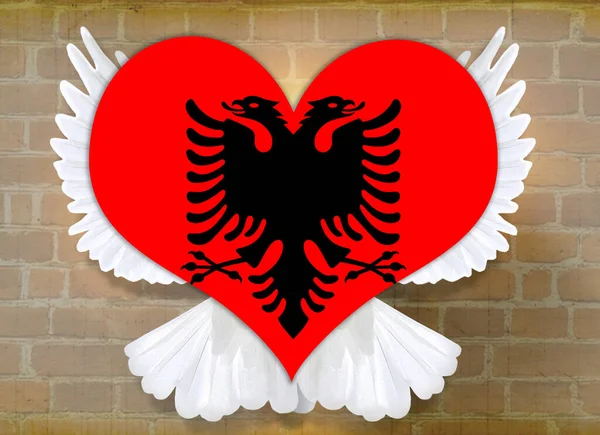 Форма Сердца Голубиным Пером Флагом Албании Концепция Кирпичной Текстуры Плаката — стоковое фото